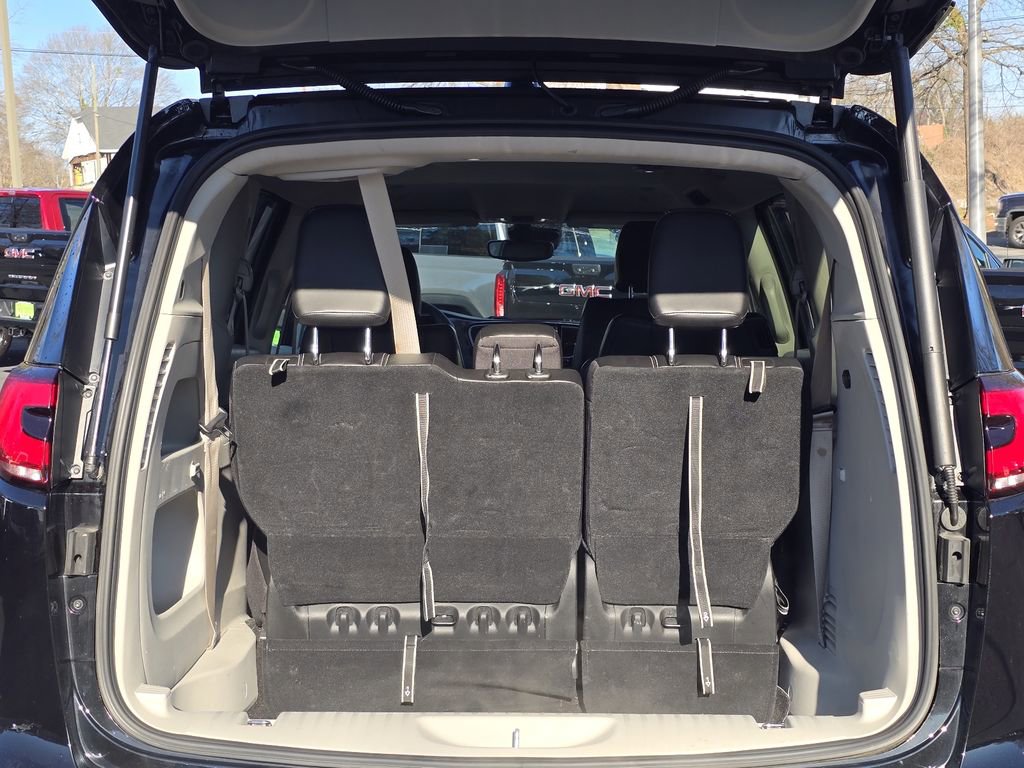 Used 2024 Chrysler Pacifica Touring-L image 10