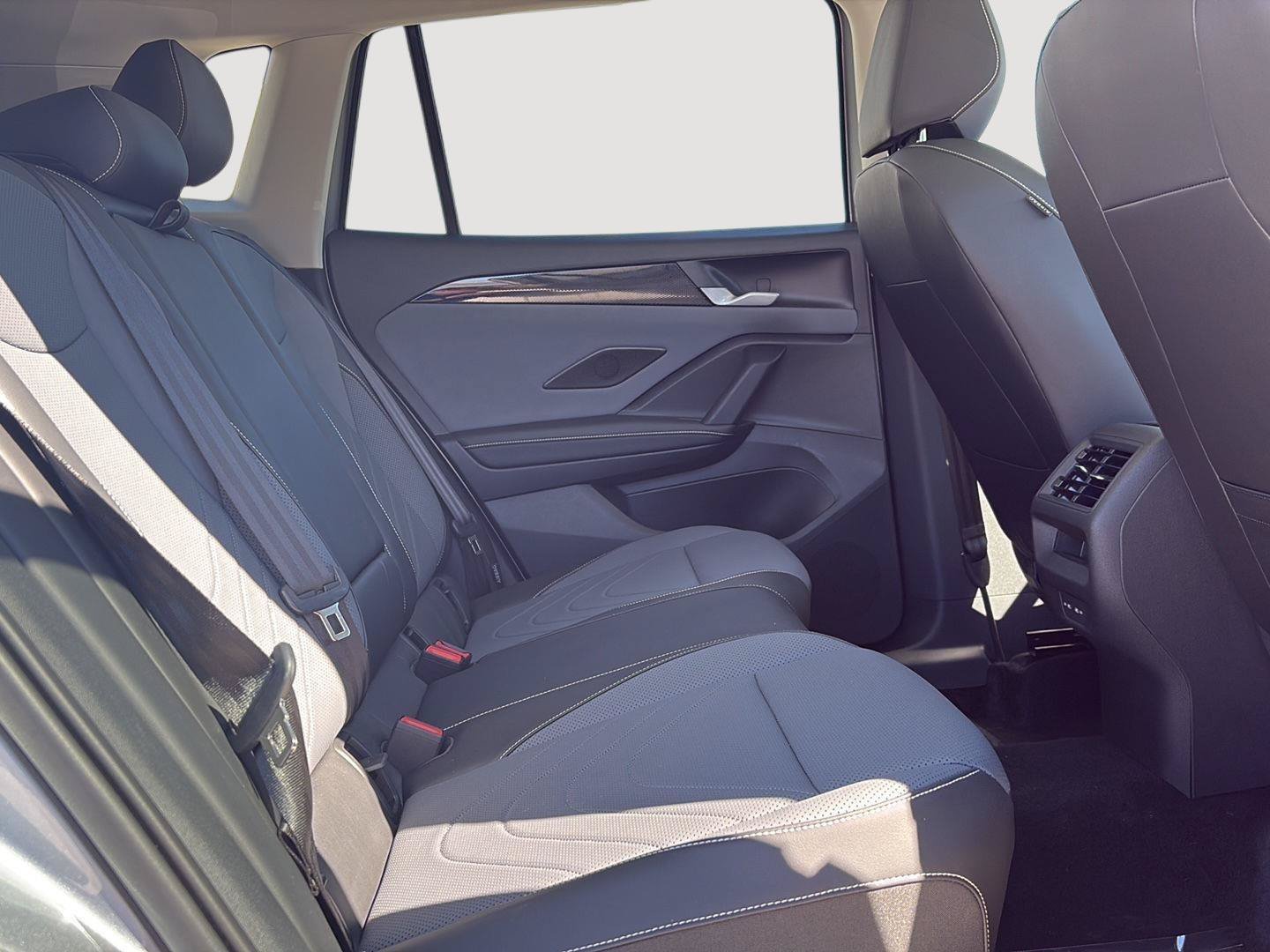 Used 2025 Volkswagen Tiguan SE w/ Panoramic Sunroof Package AWD/4WD image 12