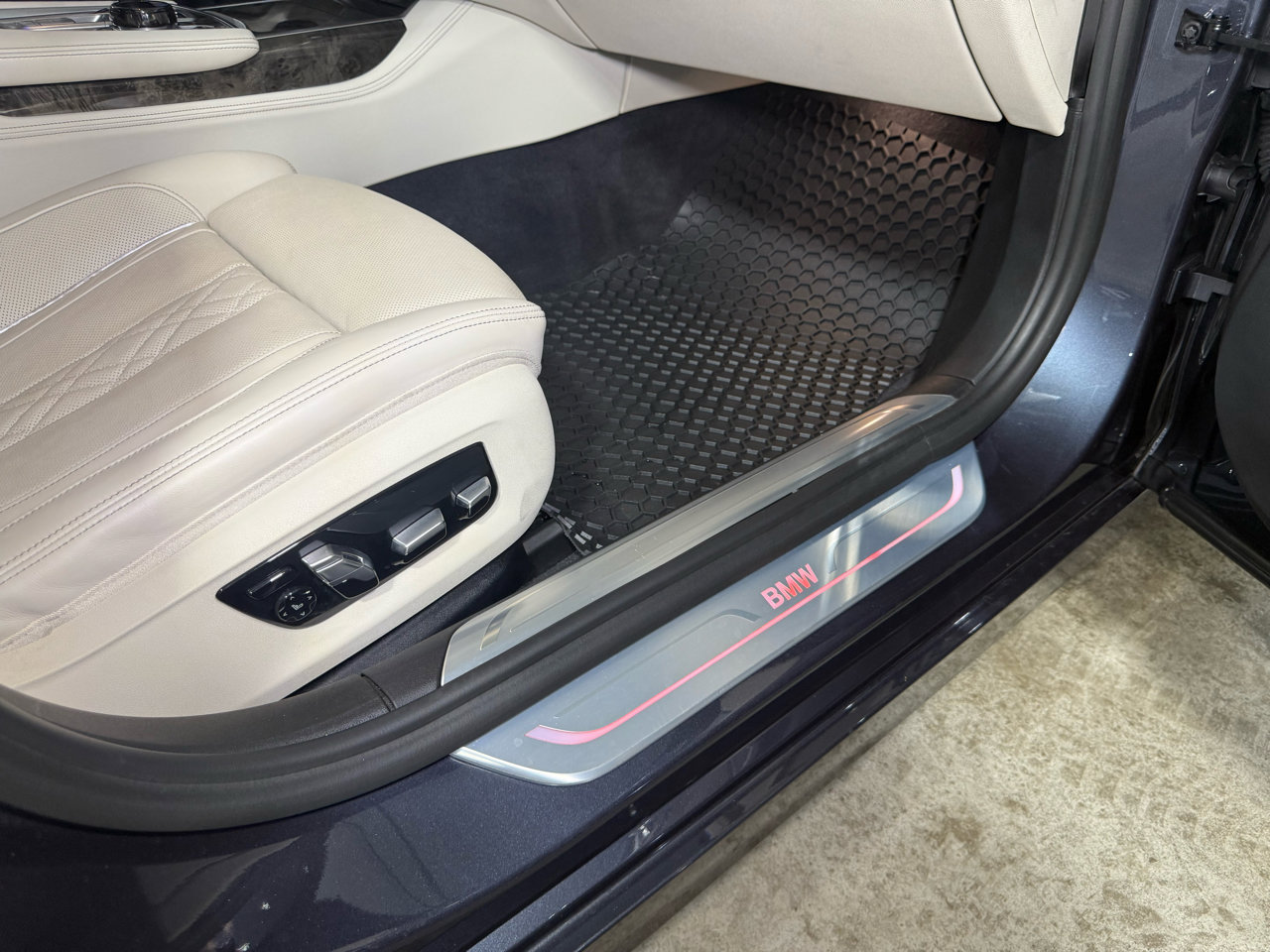 Used 2018 BMW 750i xDrive image 32