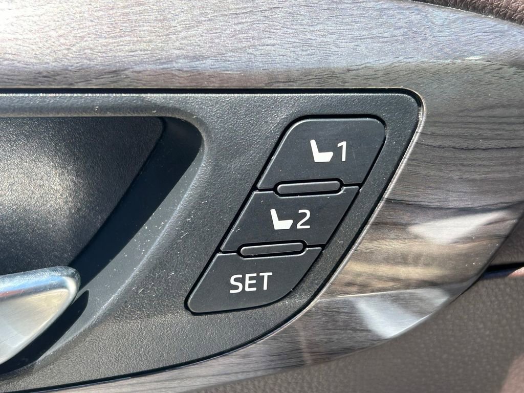Used 2021 Toyota Highlander Limited FWD image 29