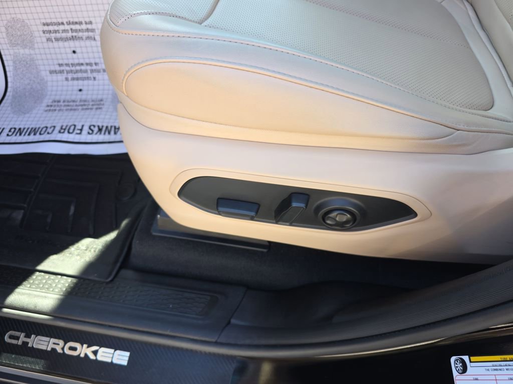 Used 2023 Jeep Grand Cherokee Limited w/ Luxury Tech Group II image 14