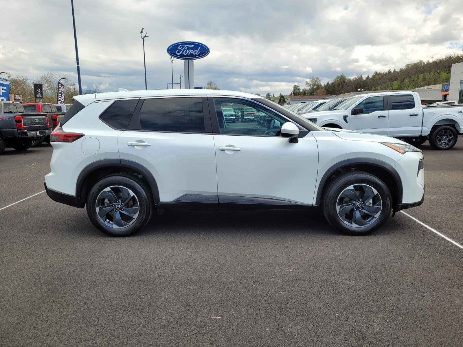 Used 2025 Nissan Rogue SV AWD/4WD image 4