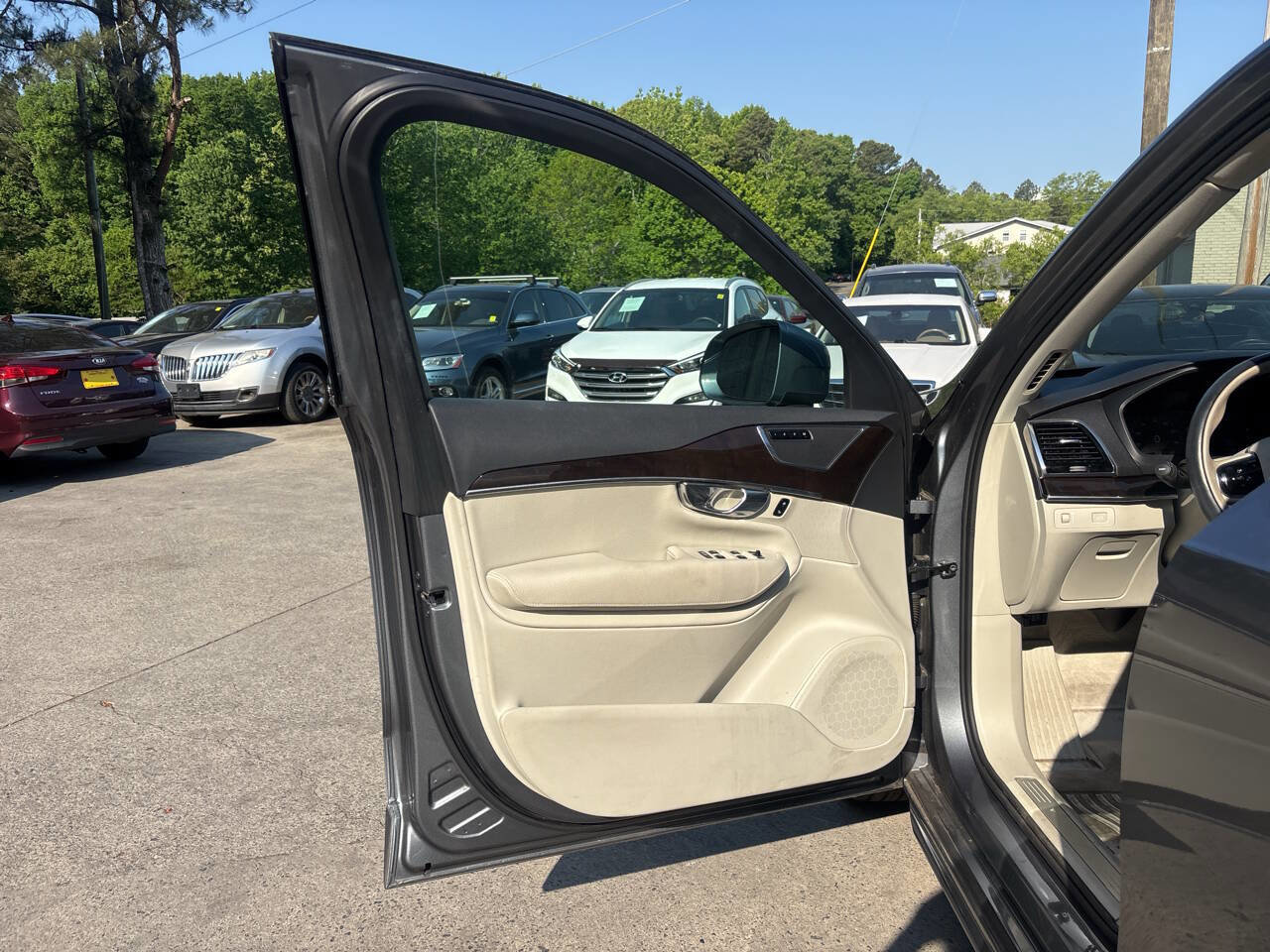 Used 2016 Volvo XC90 T6 Momentum w/ Momentum Plus Package AWD/4WD image 8