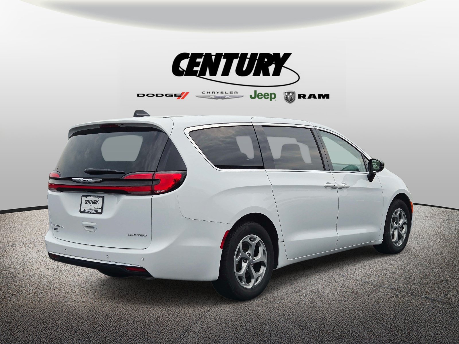 Used 2024 Chrysler Pacifica Limited FWD image 4