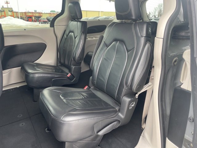 Used 2022 Chrysler Pacifica Touring-L image 9