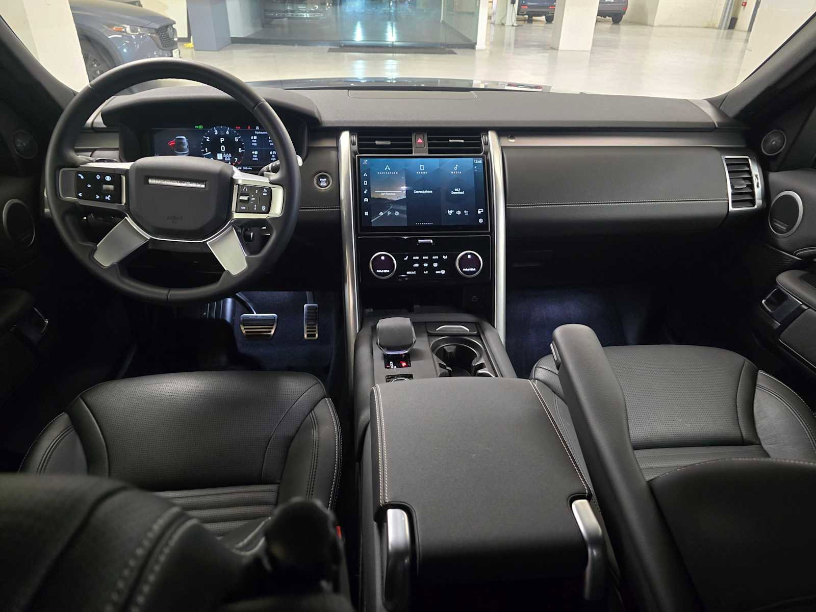 Used 2025 Land Rover Discovery Dynamic SE image 21