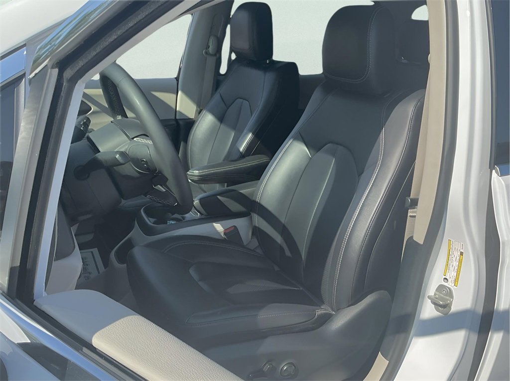 Used 2024 Chrysler Pacifica Select image 26