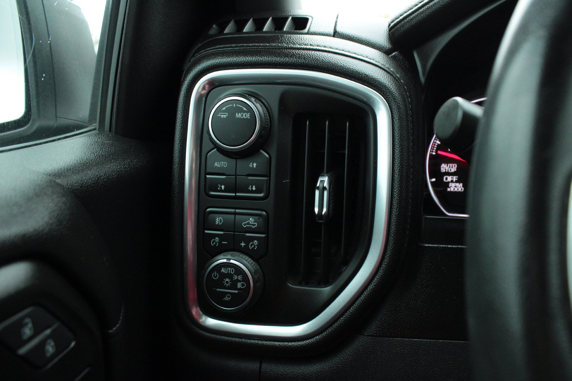 Used 2020 Chevrolet Silverado 1500 LTZ AWD/4WD image 34