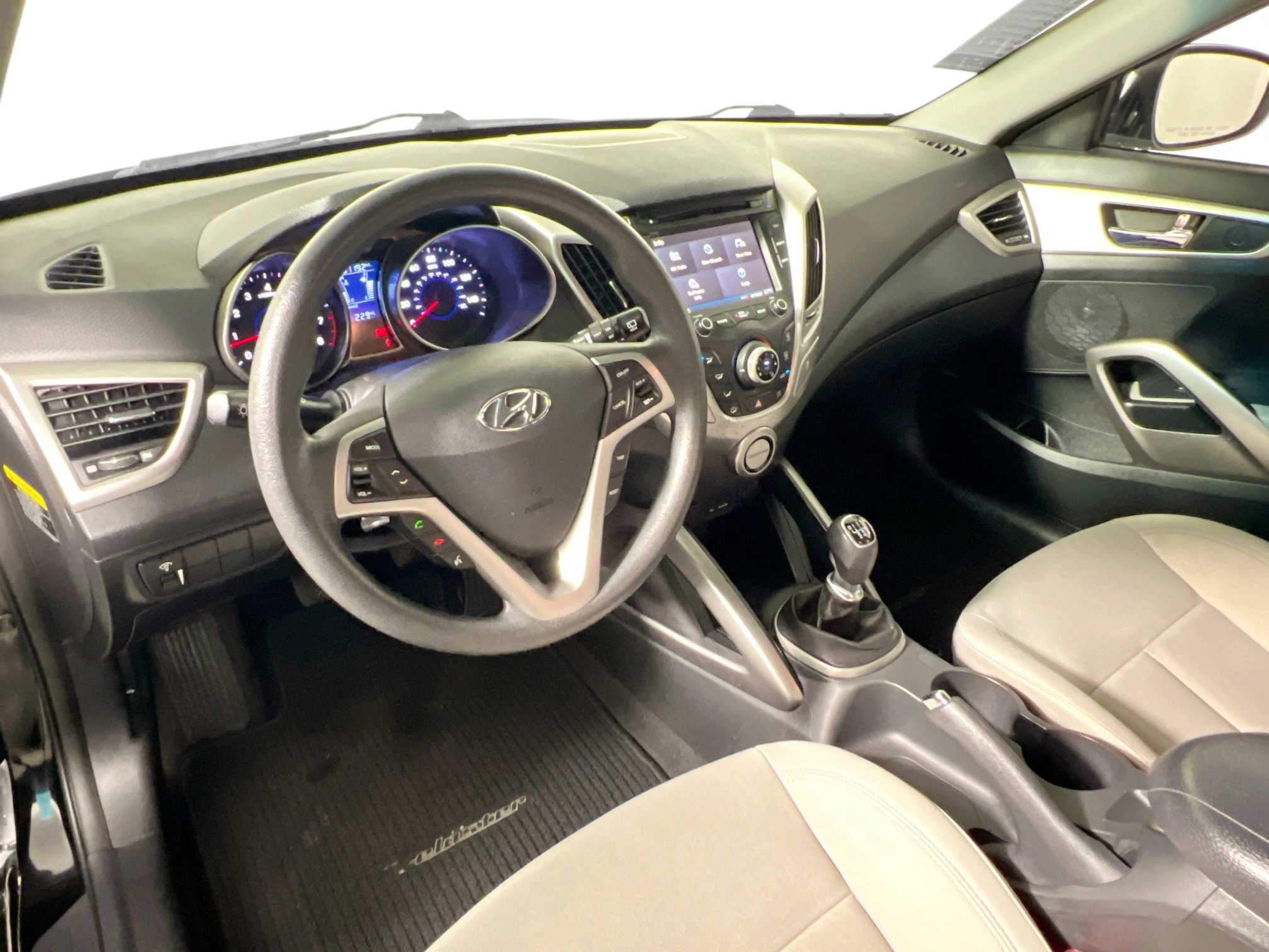 Used 2014 Hyundai Veloster image 29