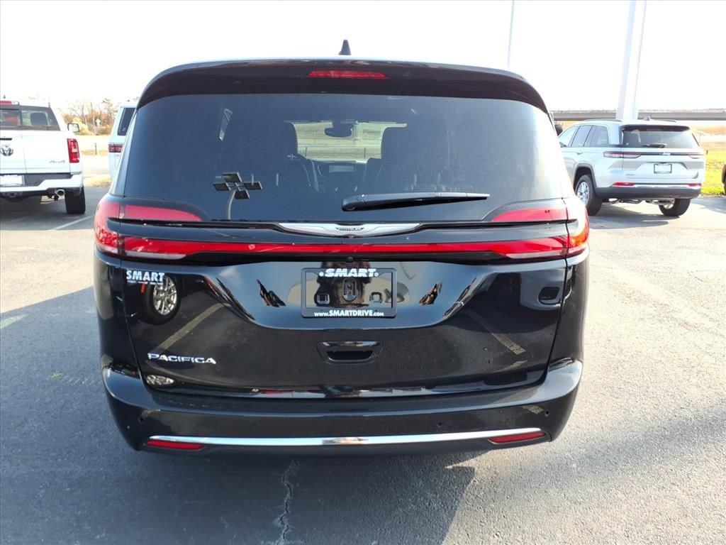 New 2026 Chrysler Pacifica Select image 4