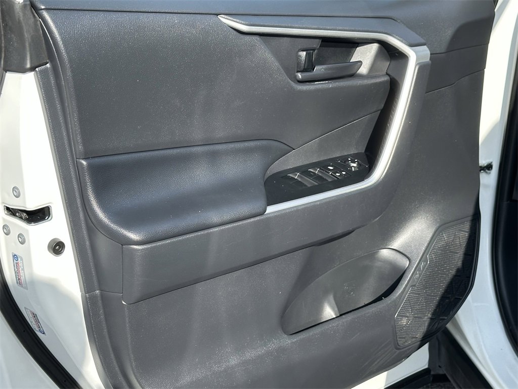 Used 2019 Toyota RAV4 LE image 17
