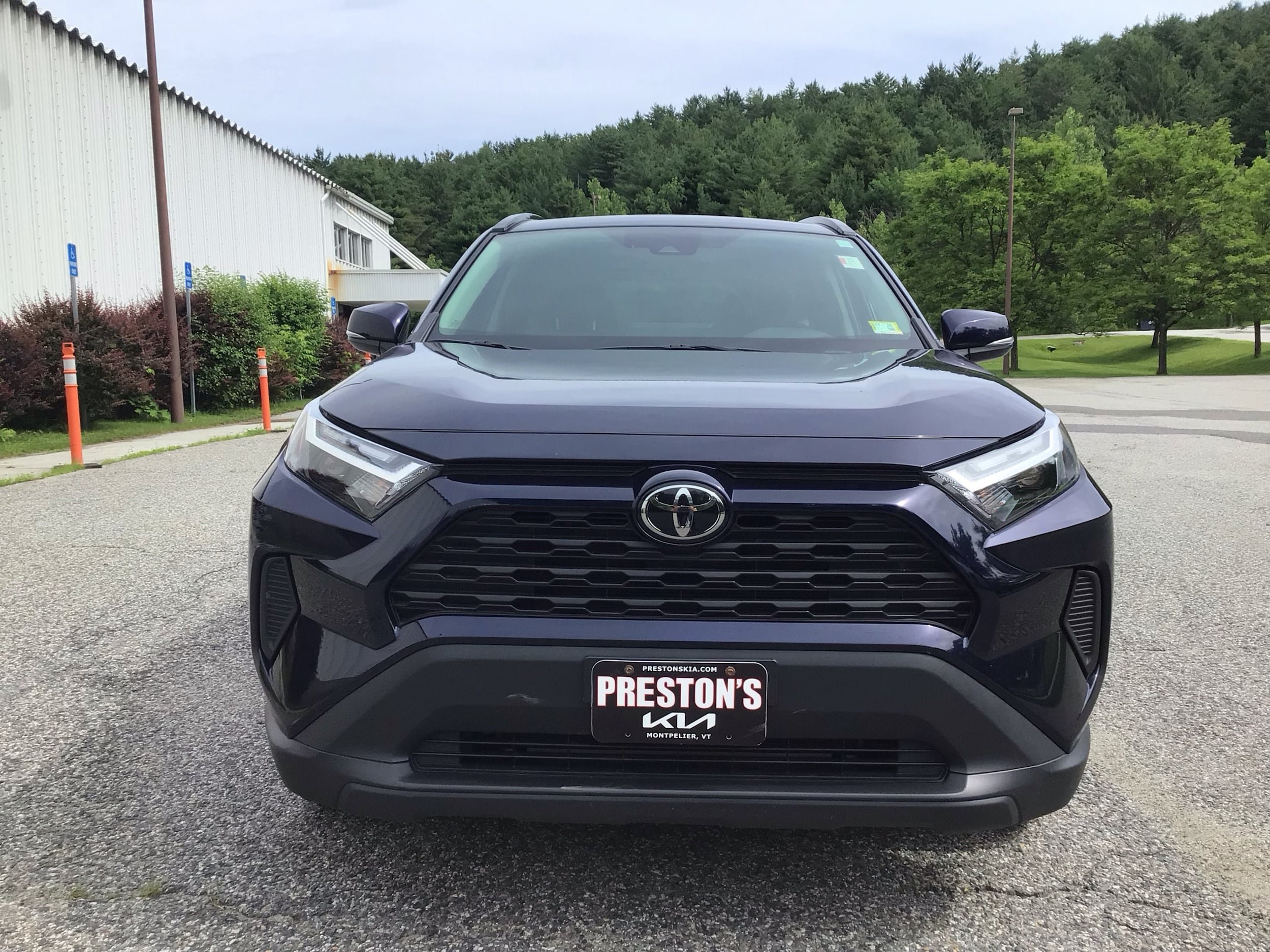 Used 2022 Toyota RAV4 XLE w/ Convenience Package AWD/4WD image 2