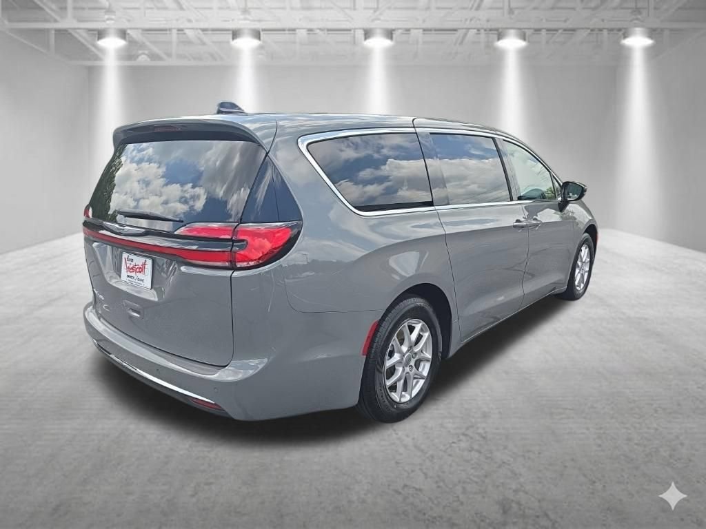 Used 2025 Chrysler Pacifica Select FWD image 3