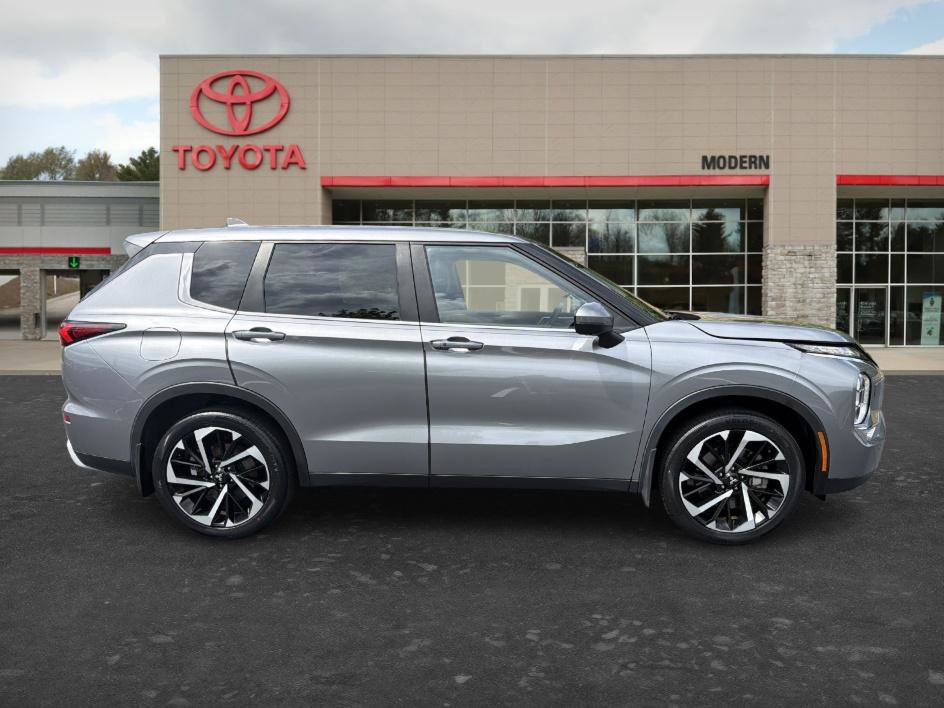 Used 2023 Mitsubishi Outlander SE AWD/4WD image 4