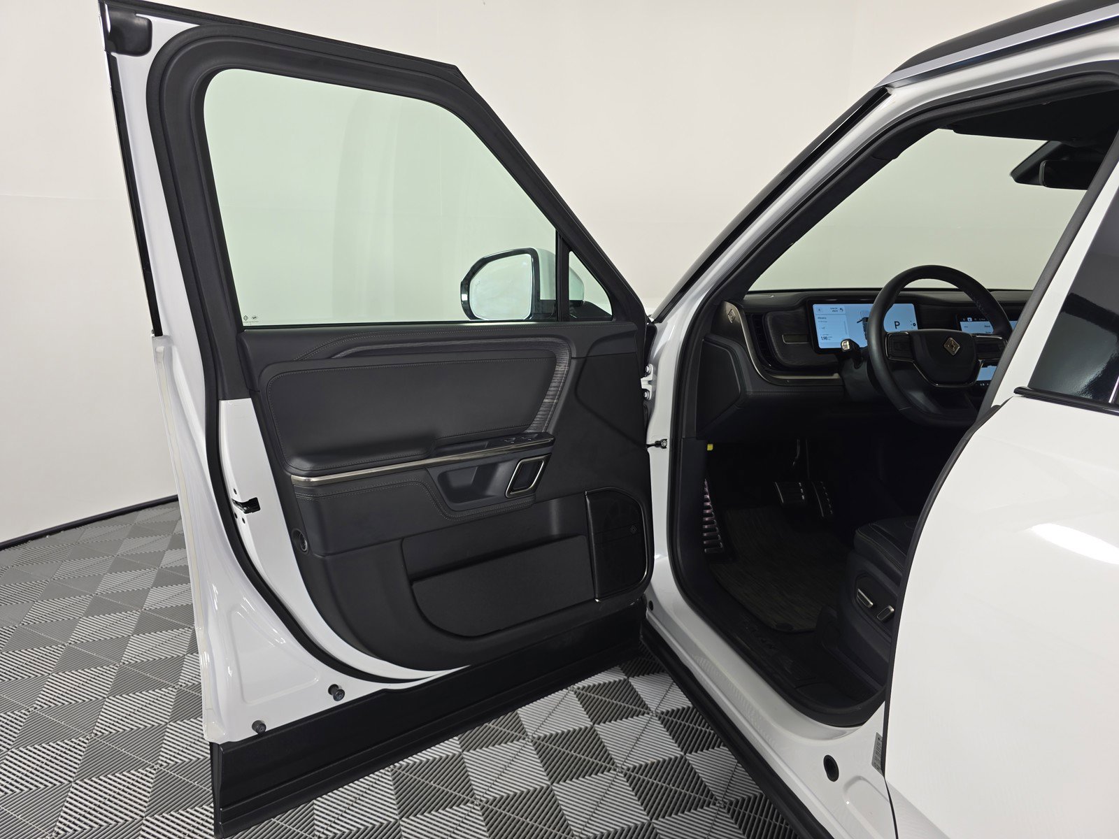 Used 2024 Rivian R1S Adventure image 16