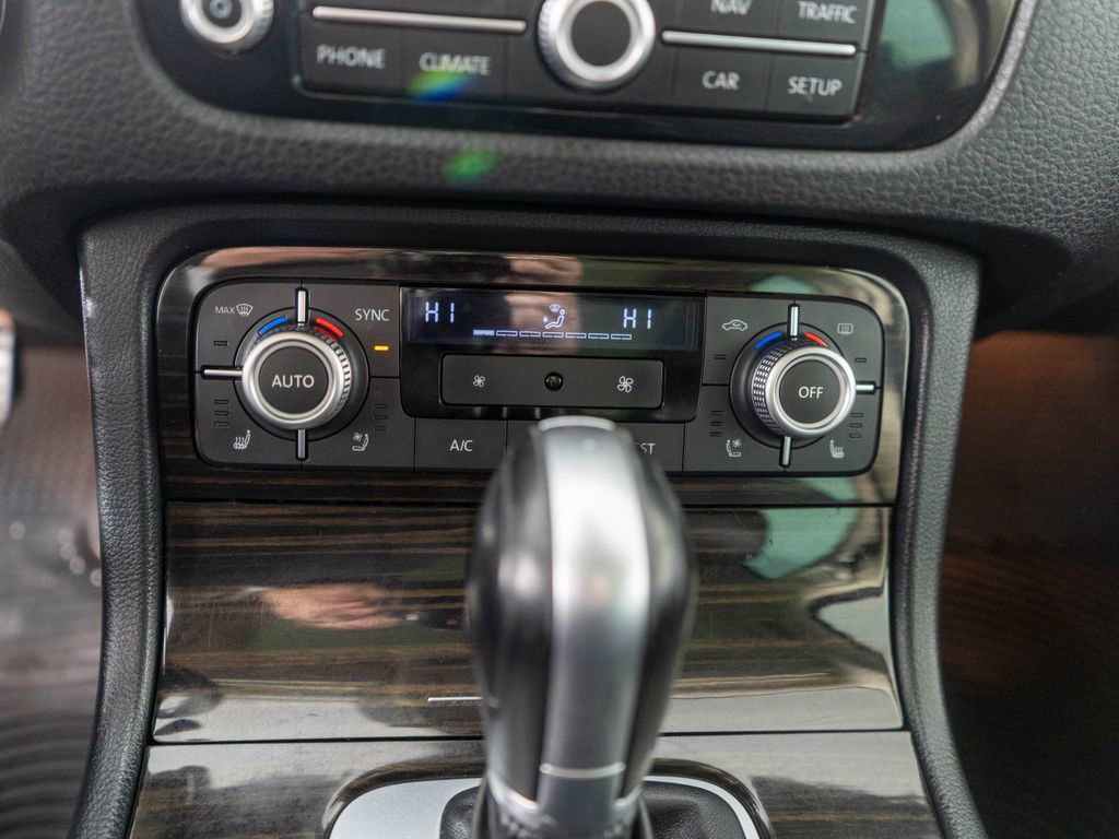 Used 2017 Volkswagen Touareg Executive image 21