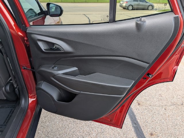Used 2024 Chevrolet Trax RS w/ Sunroof Package FWD image 7