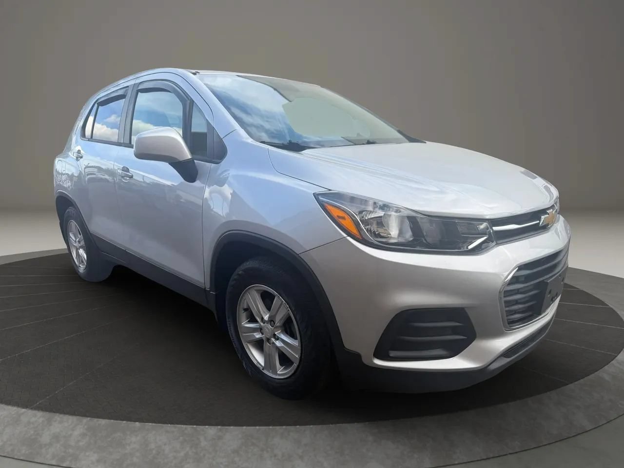 Used 2020 Chevrolet Trax LS w/ Tint and Cruise Package FWD image 3