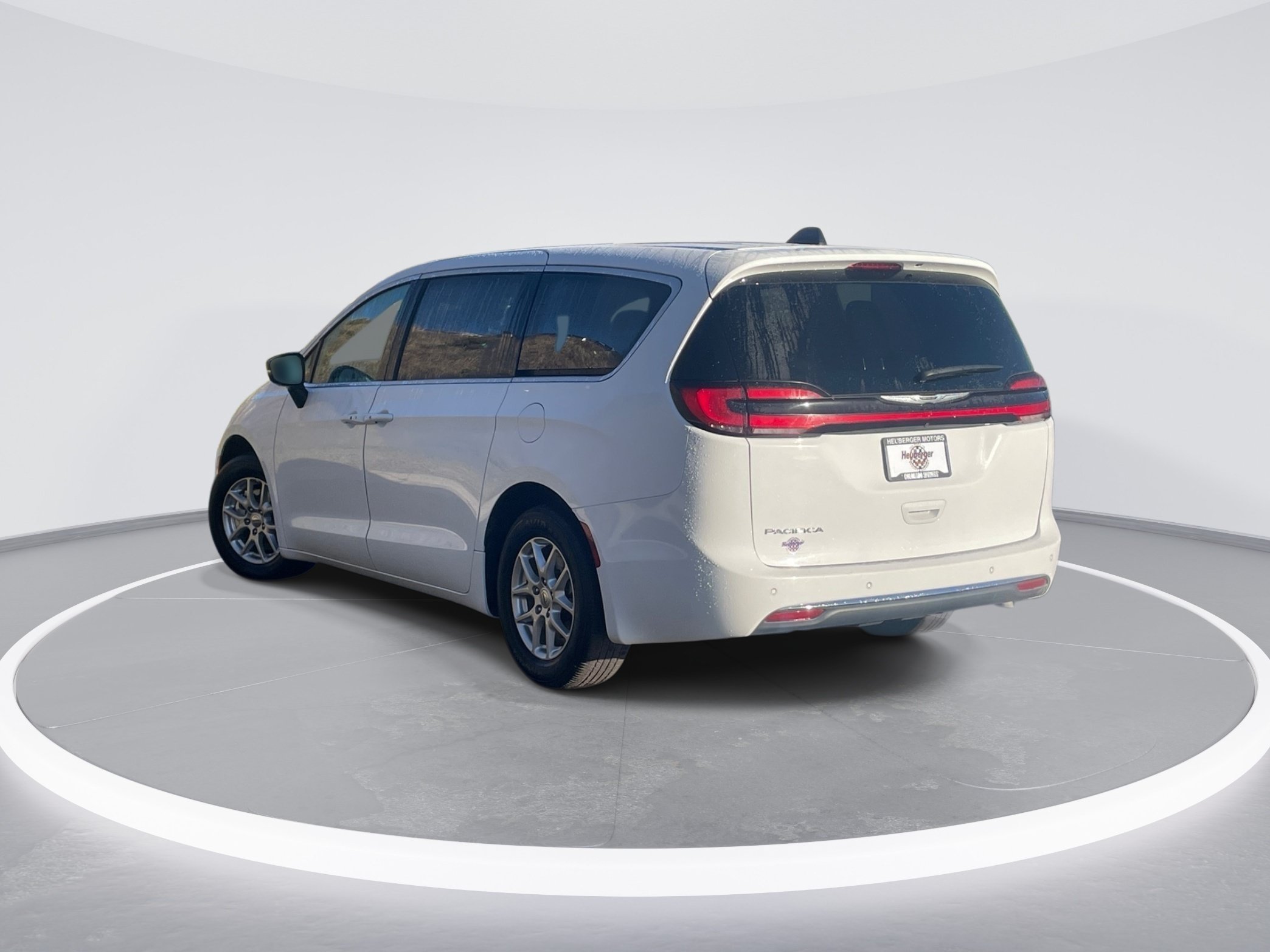 Used 2024 Chrysler Pacifica Touring FWD image 7
