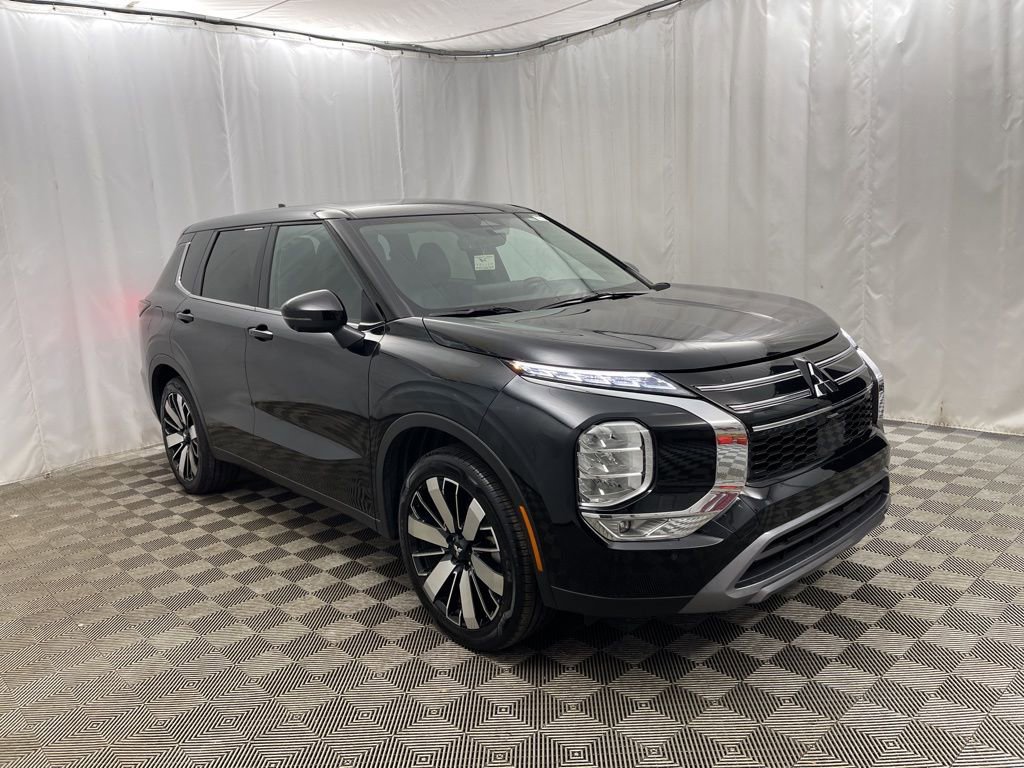 Used 2025 Mitsubishi Outlander SE image 2