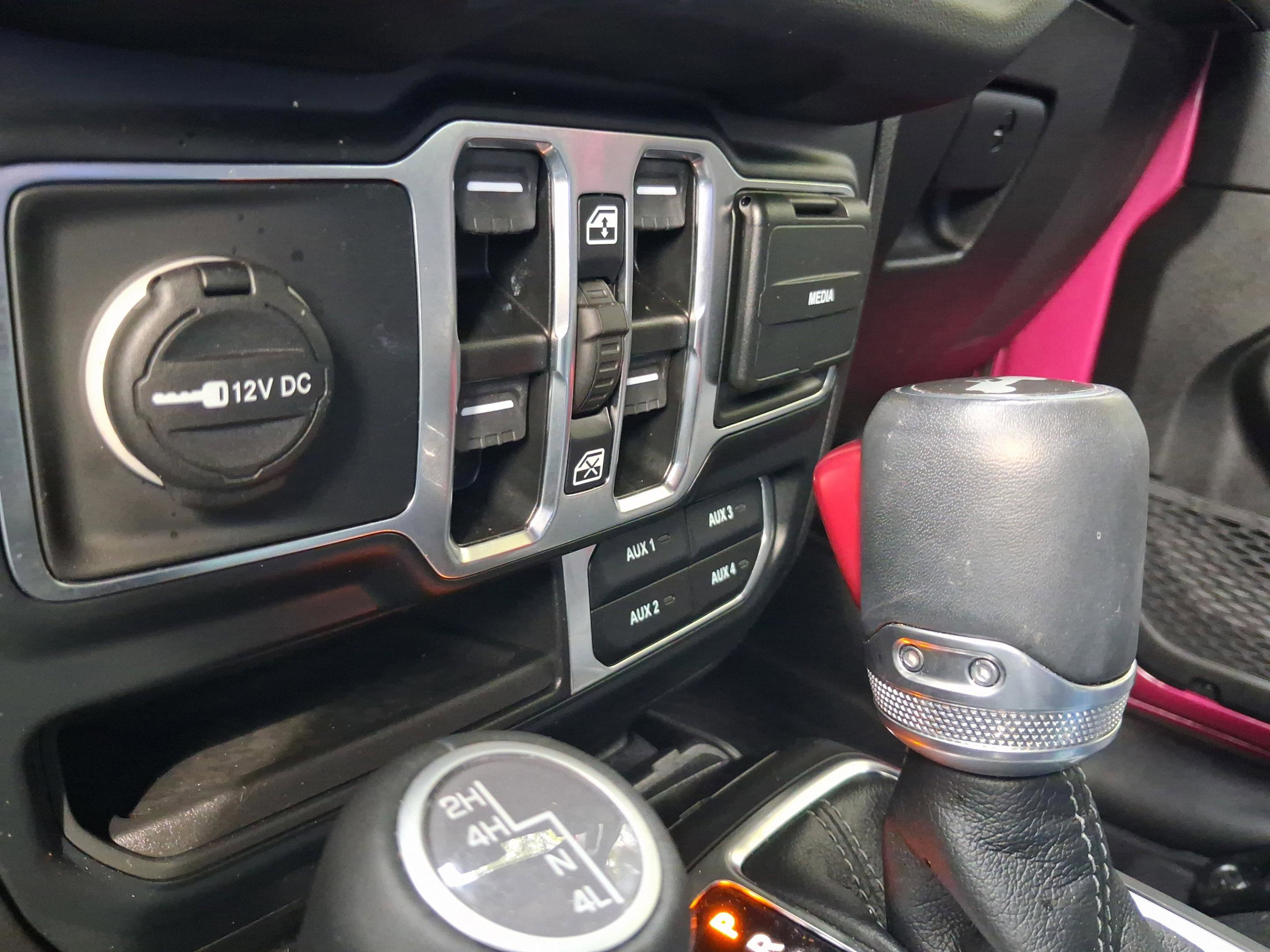 Used 2024 Jeep Wrangler Sahara w/ Technology Group AWD/4WD image 20