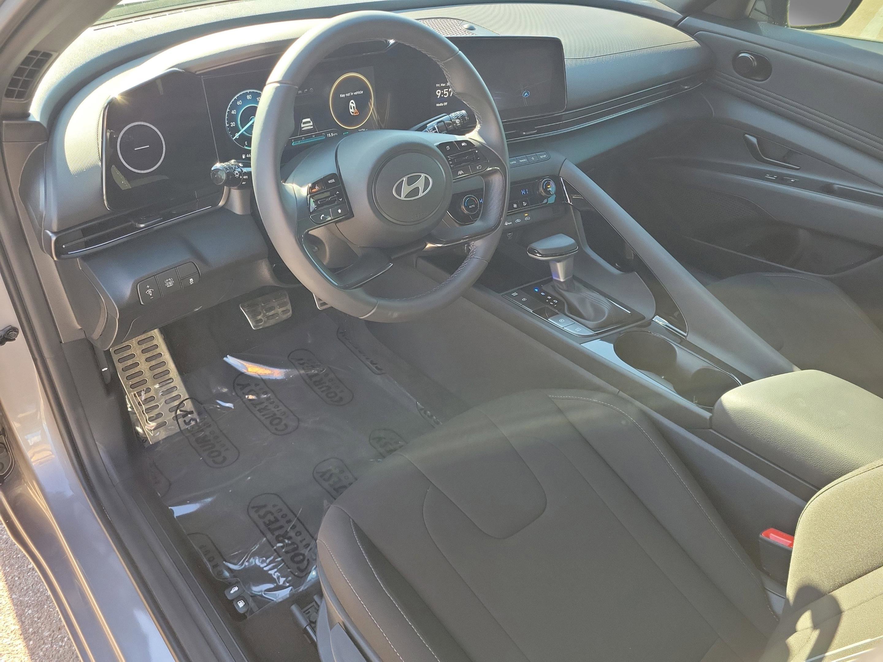 Used 2025 Hyundai Elantra SEL image 20