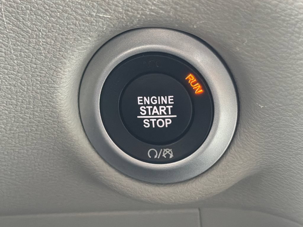 Used 2023 Chrysler Pacifica Touring-L FWD image 34