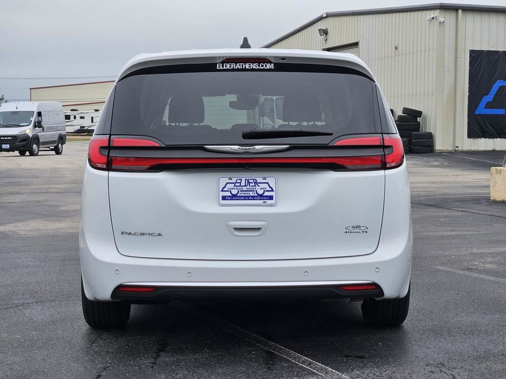 Used 2023 Chrysler Pacifica Touring-L FWD image 5