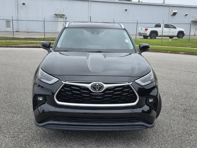 Used 2021 Toyota Highlander XLE FWD image 2