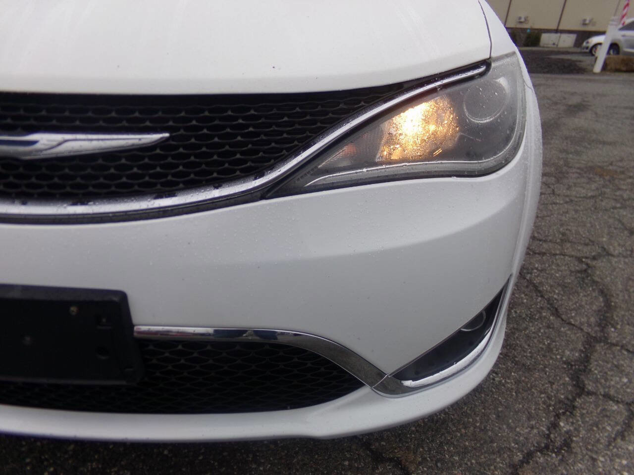 Used 2017 Chrysler Pacifica Touring-L image 3