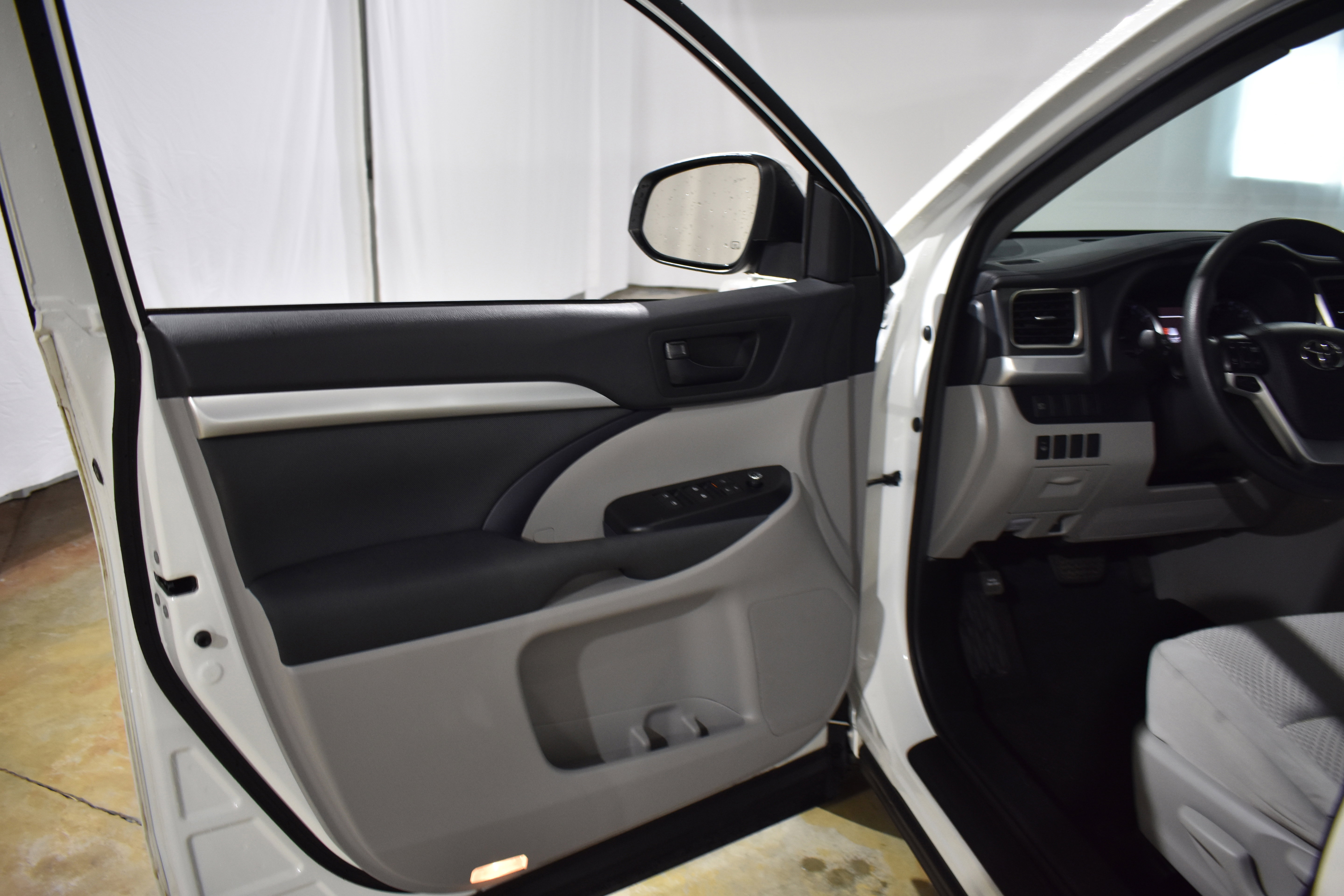 Used 2019 Toyota Highlander LE image 13