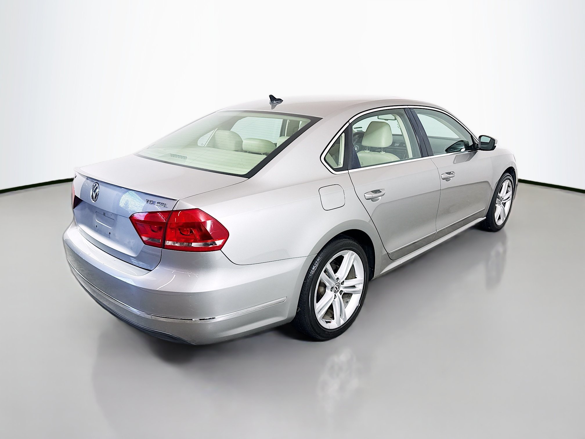 Used 2014 Volkswagen Passat TDI SEL Premium FWD image 7
