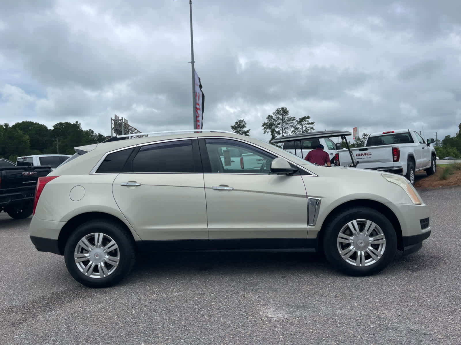 Used 2013 Cadillac SRX Luxury w/ Driver Awareness Package FWD image 4