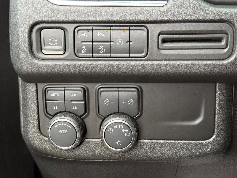 Used 2023 Chevrolet Suburban Premier AWD/4WD image 24