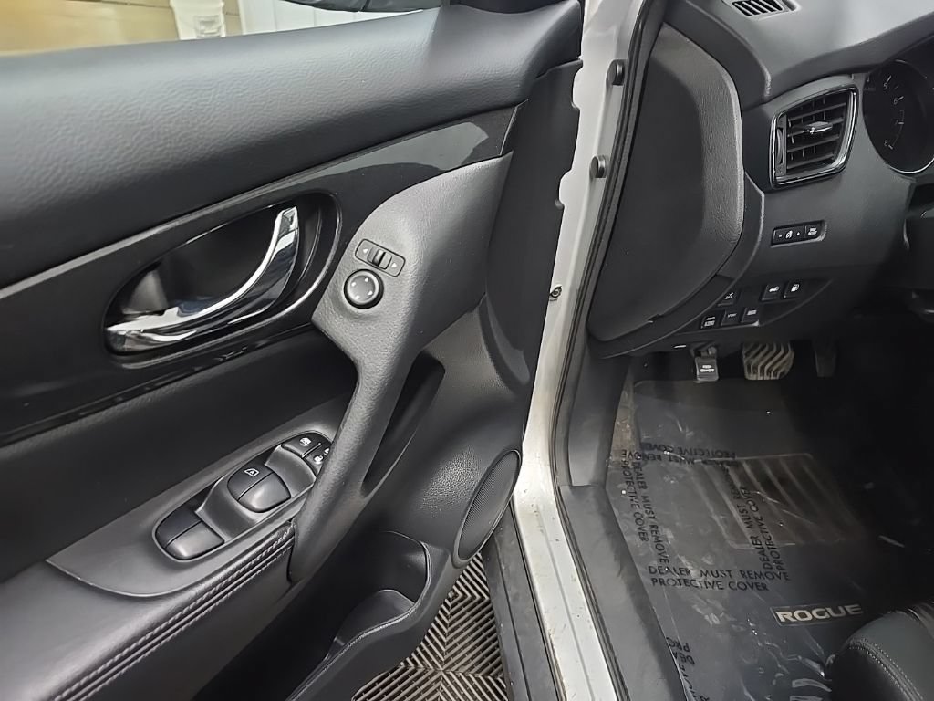 Used 2018 Nissan Rogue SV AWD/4WD image 28