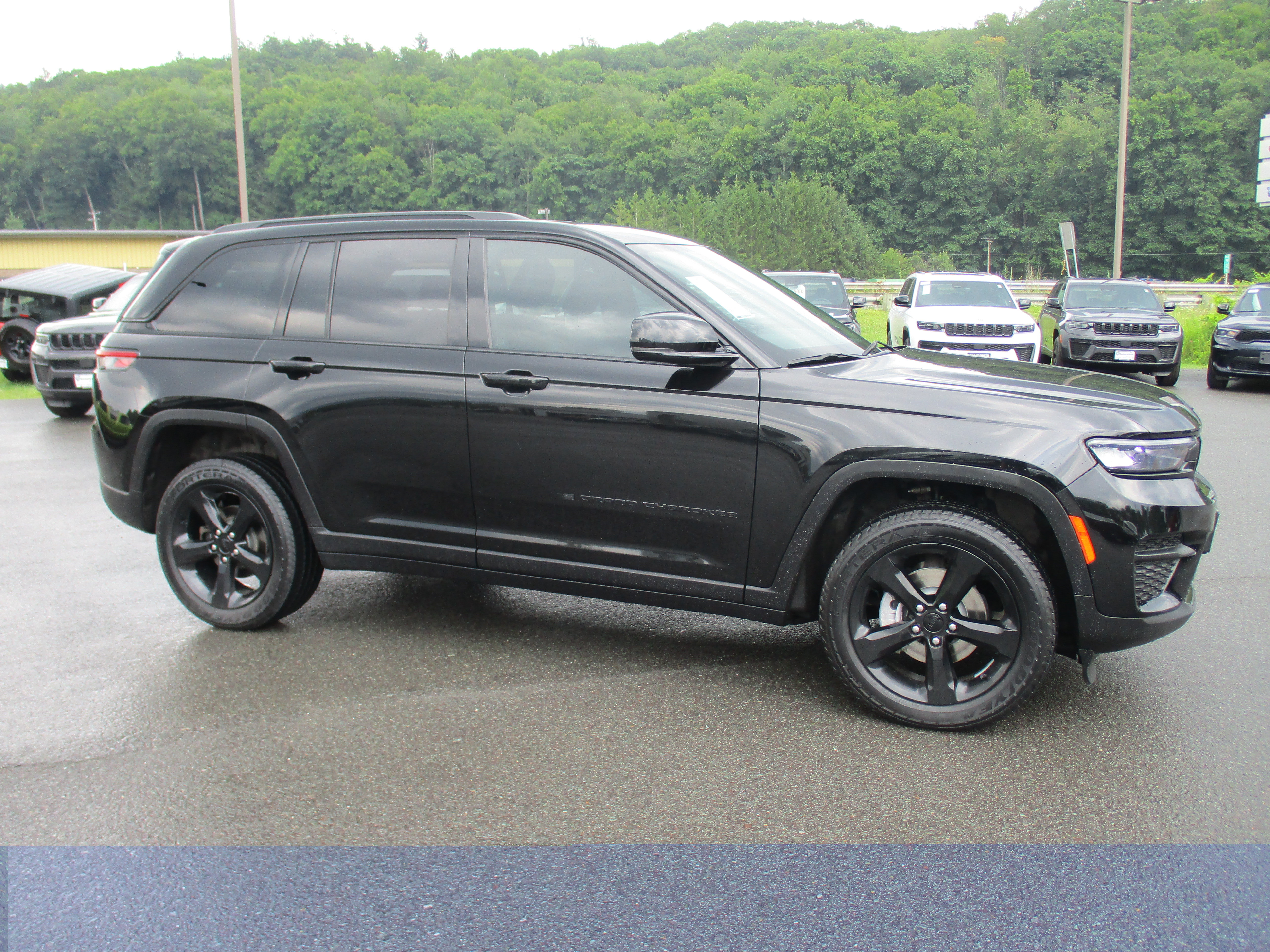 Certified 2023 Jeep Grand Cherokee Altitude AWD/4WD image 4