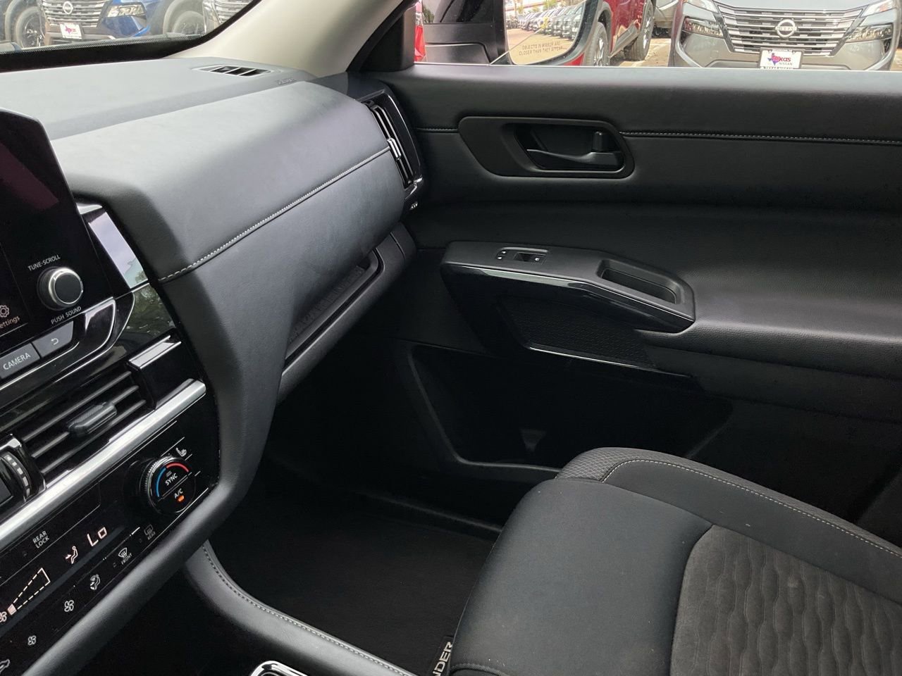 Used 2025 Nissan Pathfinder SV image 37