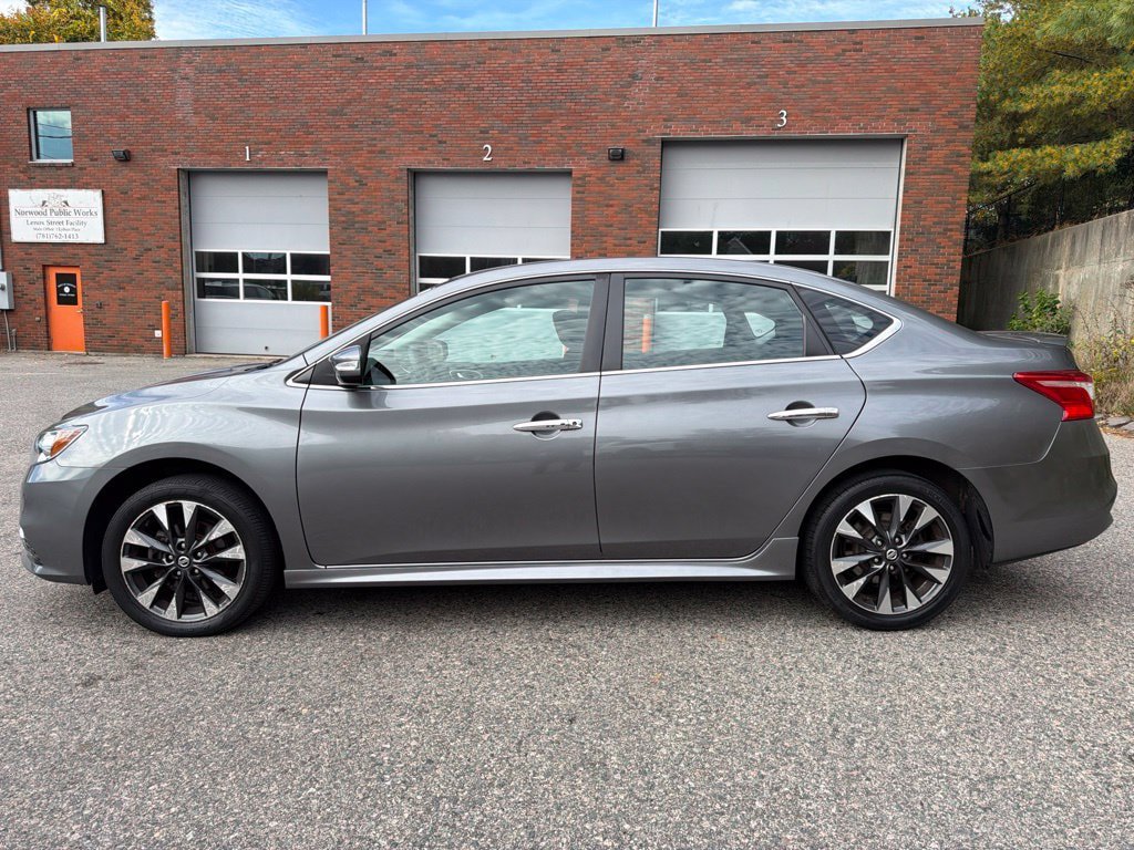 Used 2018 Nissan Sentra SR w/ Technology Package FWD image 3