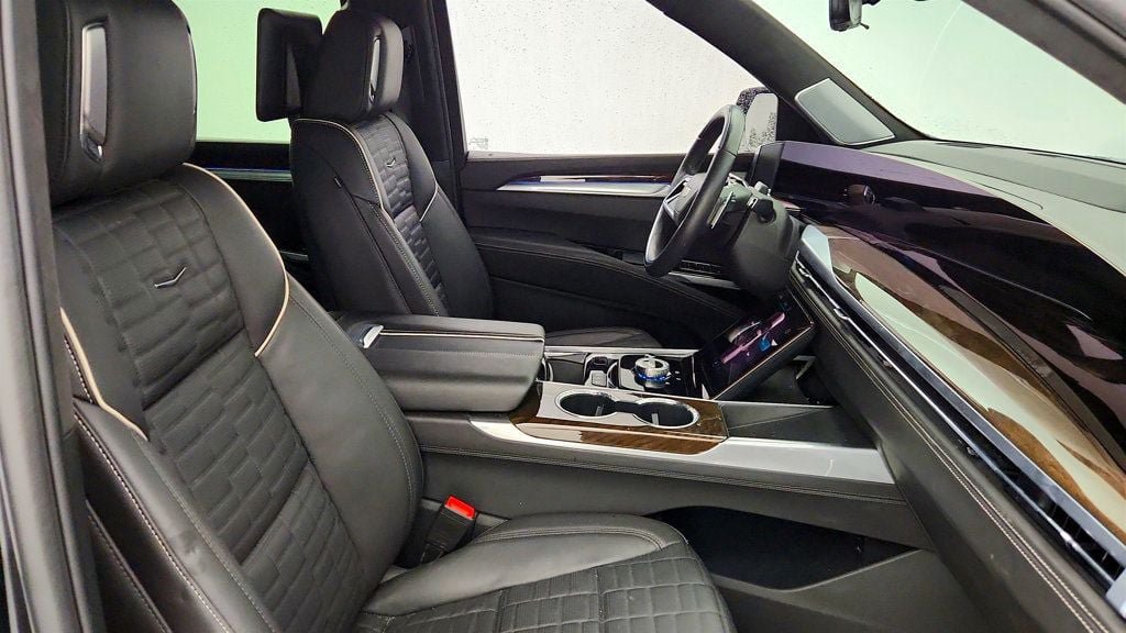 Used 2025 Cadillac Escalade Sport Platinum w/ LPO, ONYX Package AWD/4WD image 30