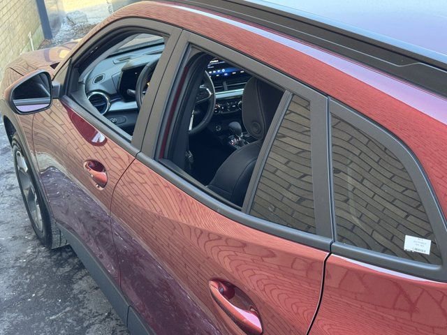 Used 2025 Chevrolet Trax LT w/ LT Convenience Package image 14