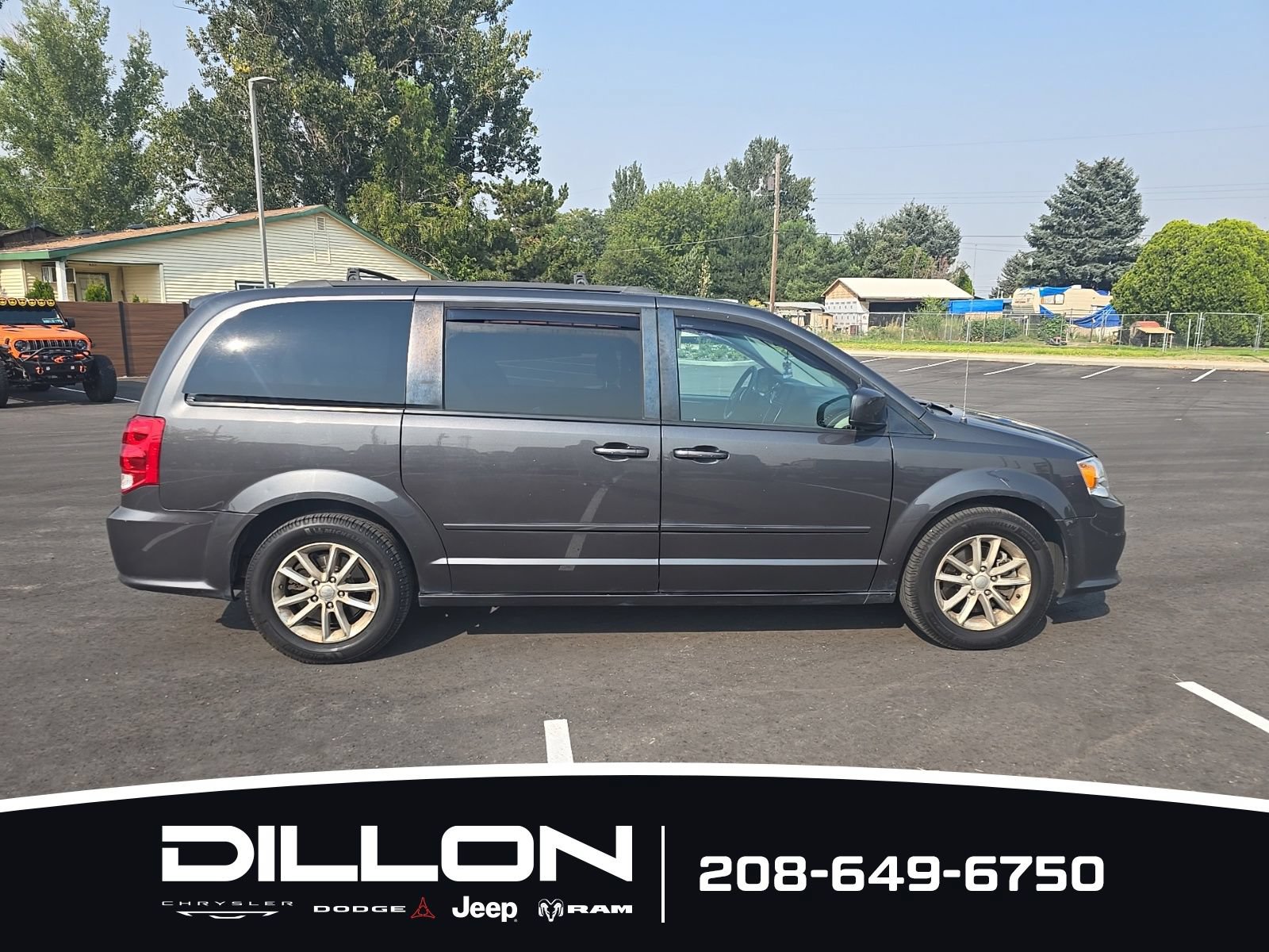 Used 2016 Dodge Grand Caravan SXT w/ UConnect Hands-Free Group FWD image 3