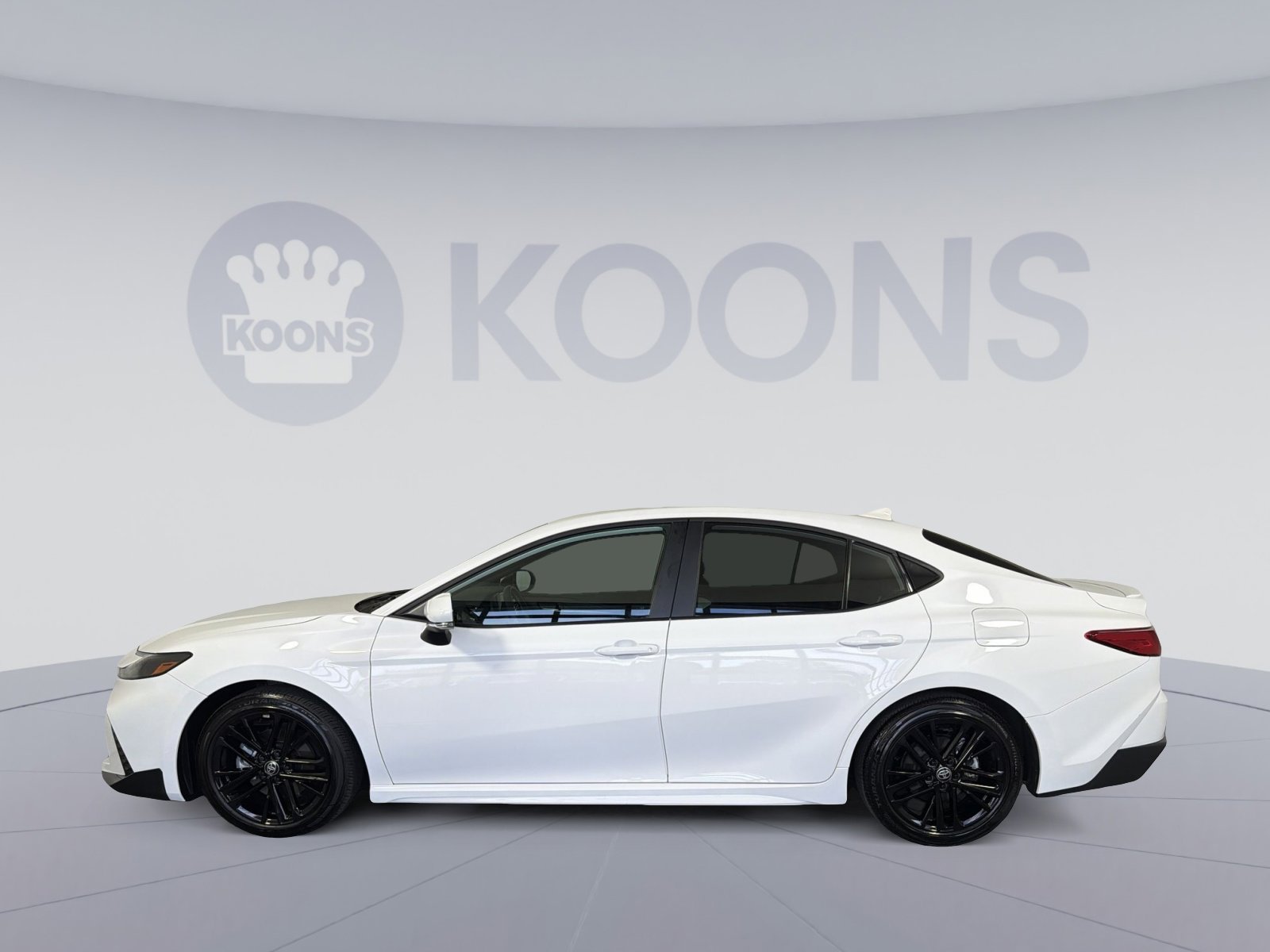 Used 2025 Toyota Camry SE w/ Convenience Package image 2