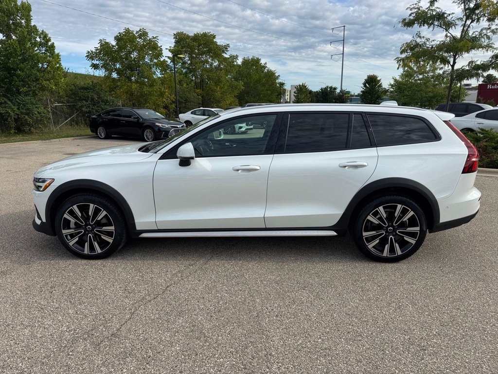 Certified 2025 Volvo V60 B5 Cross Country Ultra AWD/4WD image 2