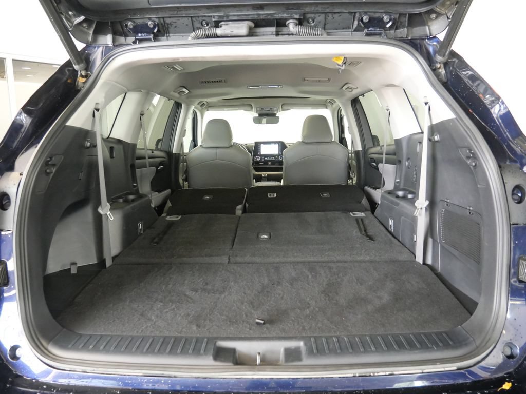 Used 2022 Toyota Highlander XLE AWD/4WD image 30