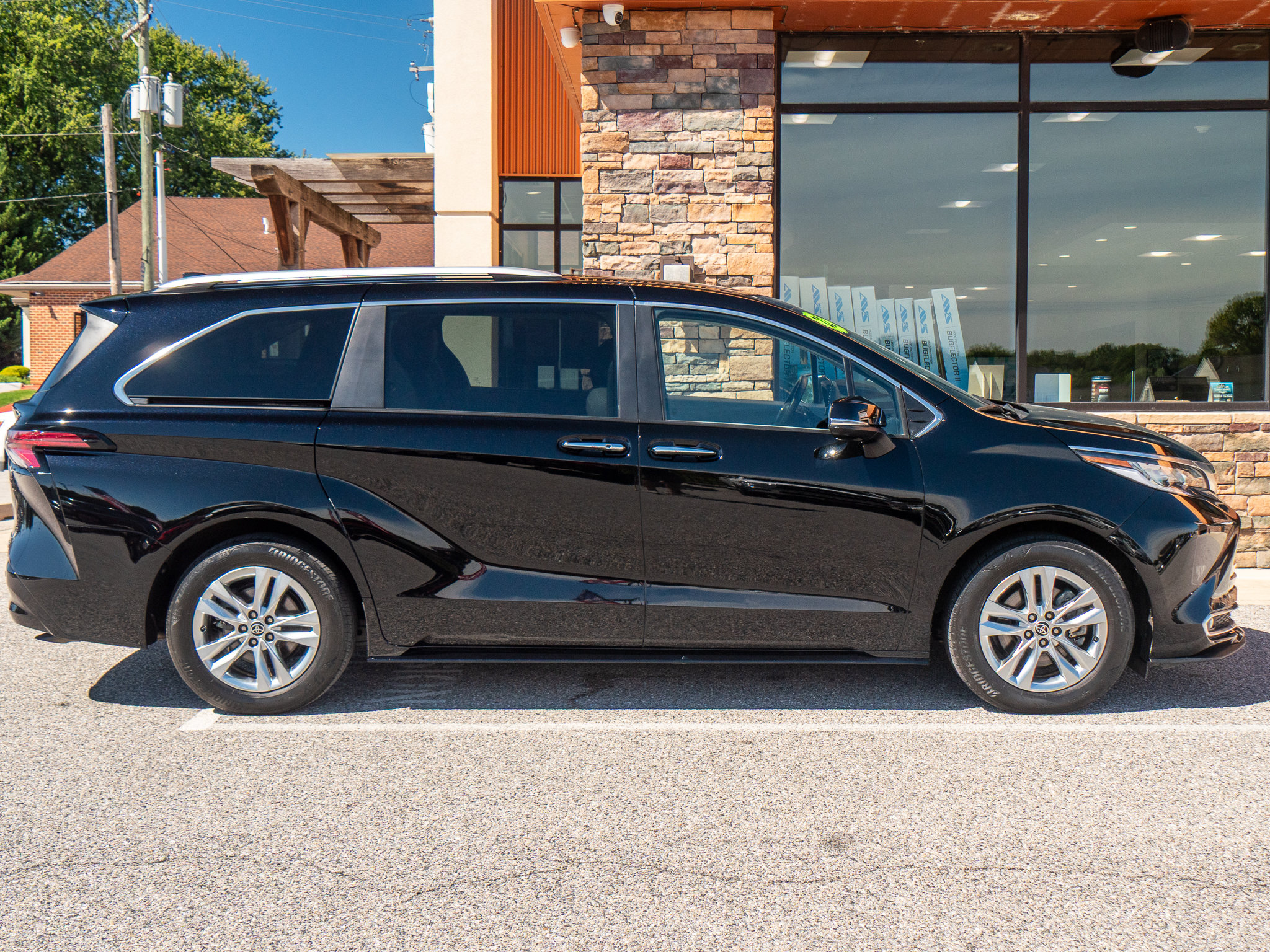 Used 2022 Toyota Sienna Limited AWD/4WD image 2