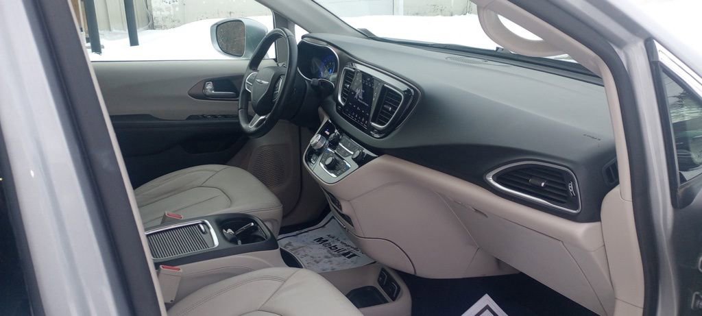 Used 2018 Chrysler Pacifica Touring-L Plus w/ Tire & Wheel Group image 14