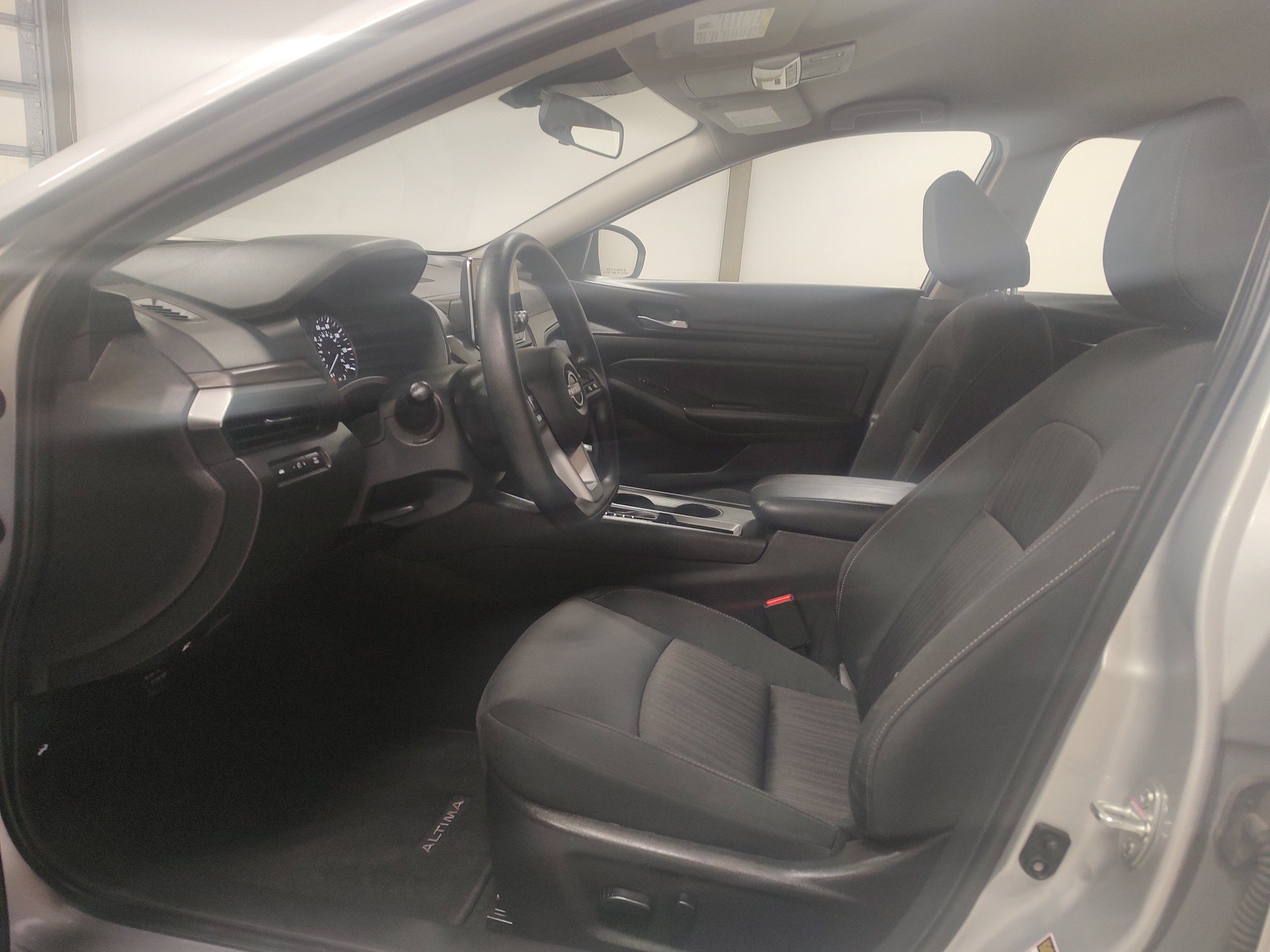Used 2025 Nissan Altima 2.5 SV FWD image 8