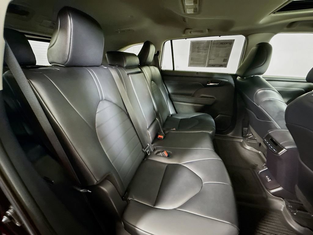 Certified 2024 Toyota Highlander XLE image 28