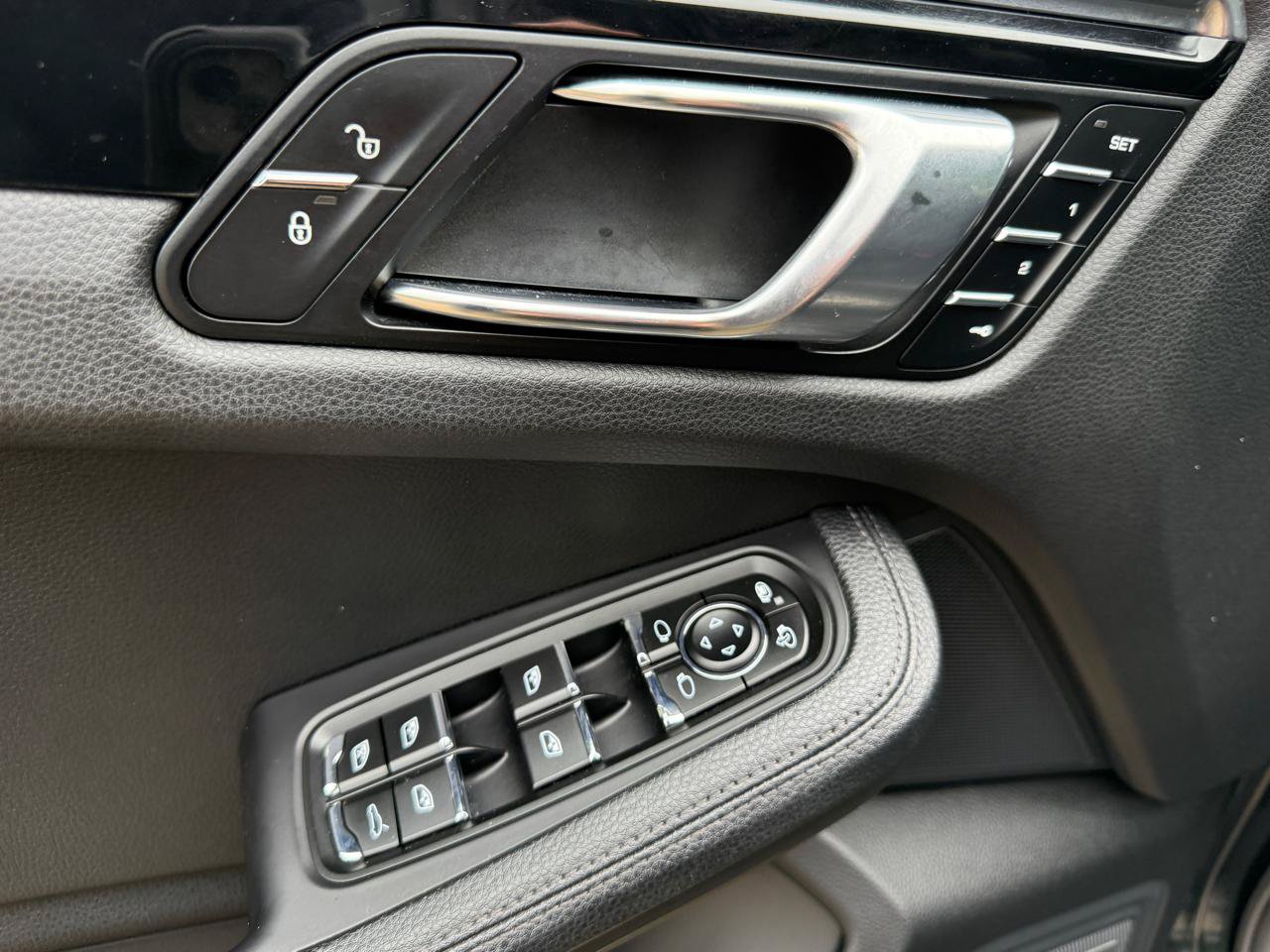Used 2018 Porsche Macan AWD/4WD image 13