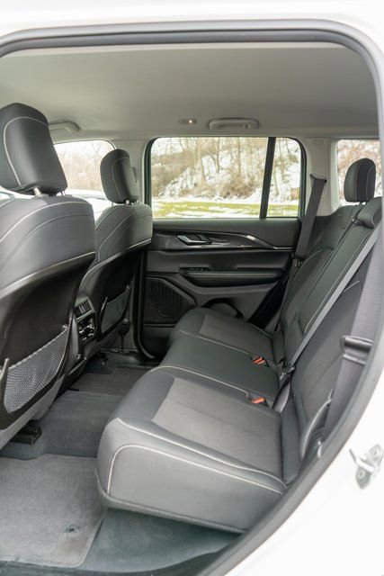 Used 2023 Jeep Grand Cherokee Laredo AWD/4WD image 12